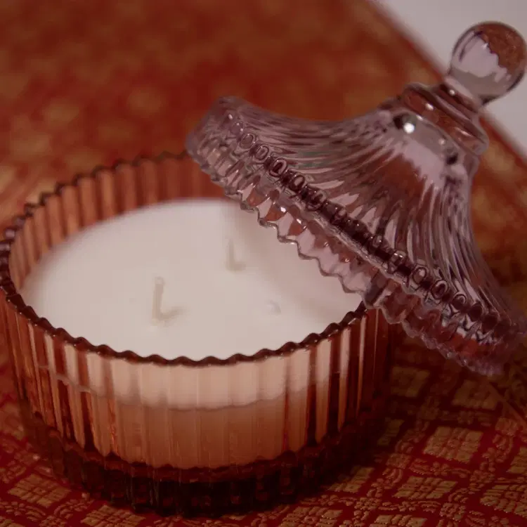 Picture of a candle on a massage bed